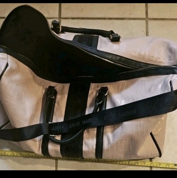 Steve Madden Light Pink Leather Duffle Bag With Black Strap - Picture 14 of 15